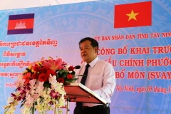 Chủ tịch Ủy ban Nhân dân tỉnh Tây Ninh Phạm Văn Tân công bố khai trương cửa khẩu Phước Tân thành cửa khẩu chính. (Ảnh: Lê Đức Hoảnh/TTXVN)