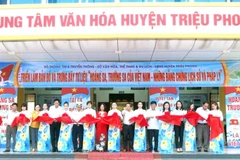 Các đại biểu cắt băng khai mạc triển lãm. (Ảnh: Trịnh Bang Nhiệm/TTXVN)