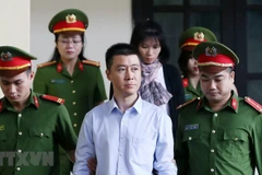 Lực lượng chức năng đưa bị cáo Phan Sào Nam vào tòa. (Ảnh: Trung Kiên/TTXVN)