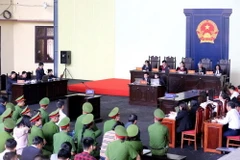 Các bị cáo nghe đại diện Viện kiểm sát nhân dân tỉnh Phú Thọ đọc cáo trạng vụ án. (Ảnh: Trung Kiên/TTXVN)