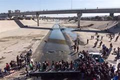Người di cư Trung Mỹ đổ xô tới khu vực biên giới Mexico để tìm cách tới Mỹ ngày 25/11/2018. (Ảnh: AFP/TTXVN)
