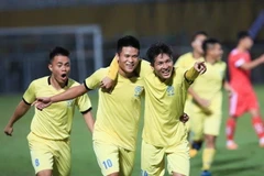 Trong trận chung kết môn bóng đá nam tại Đại hội Thể thao toàn quốc, đội Hà Nội thắng với tỷ số 2-0, giành huy chương vàng, đội Nghệ An giành huy chương bạc. (Ảnh: Trọng Đạt/TTXVN)