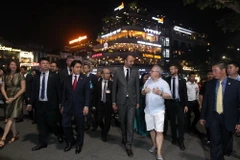 Thủ tướng Pháp Édouard Philippe nói chuyện với du khách tại khu vực phố đi bộ hồ Hoàn Kiếm. (Ảnh: Lâm Khánh/TTXVN)