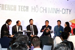 Thủ tướng Pháp Edouard Philippe (thứ hai từ trái sang) cùng các quan chức kinh tế Pháp trao đổi với start-up Việt Nam. (Ảnh: Xuân Khu/TTXVN)
