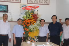 Ông Phạm Văn Rạnh, Bí thư Tỉnh ủy, Chủ tịch Hội đồng Nhân dân tỉnh Long An thăm, chúc mừng Giáng sinh tại nhà thờ Giáo xứ Hiệp Hòa. (Ảnh: Thanh Bình/TTXVN)