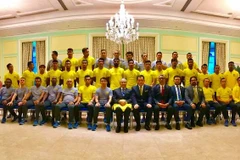 Thủ tướng Mahathir chụp ảnh cùng đội tuyển Malaysia. (Nguồn: KBSMalaysia)