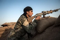 Tay súng thuộc lực lượng Các Đơn vị bảo vệ nhân dân người Kurd (YPG) đóng tại một chốt gần thị trấn Derik ở tỉnh Hasakeh, đông bắc Syria, giáp Thổ Nhĩ Kỳ và Iraq. (Ảnh: AFP/ TTXVN)