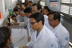 Phó Thủ tướng Vũ Đức Đam thăm hỏi thân nhân các bệnh nhi tại Bệnh viện Nhi đồng 1. (Ảnh: Hoàng Hải/TTXVN)