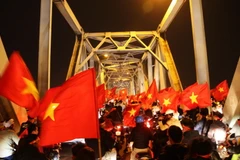 Lượng người dân ăn mừng chiến thắng của đội tuyển Việt Nam quá đông gây tắc nghẽn cầu Chương Dương. (Ảnh: Lâm Khánh/TTXVN)