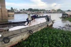 Các đối tượng dùng ghe vận chuyển trái phép hàng hóa qua biên giới. (Nguồn: Bộ Công an)