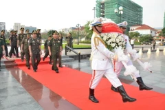 Đoàn đại biểu Quân đội Hoàng gia Campuchia do Đại tướng Chhieng Om, Quốc vụ khanh Bộ Quốc phòng dẫn đầu đến viếng. 