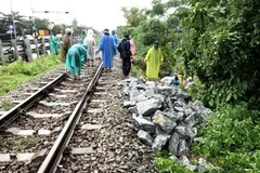 Đoạn tuyến đường sắt Bắc-Nam qua Đà Nẵng bị sạt lở, đang được khẩn trương khắc phục. (Ảnh: Đinh Văn Nhiều/TTXVN)