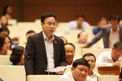 Bộ trưởng Bộ Tài nguyên và Môi trường Trần Hồng Hà trả lời chất vấn của Đại biểu Quốc hội về vấn đề xử lý triệt để các cơ sở gây ô nhiễm môi trường nghiêm trọng. Ảnh: Văn Điệp – TTXVN