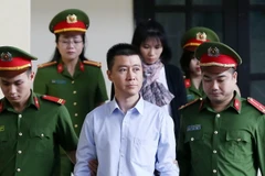 Lực lượng chức năng đưa bị cáo Phan Sào Nam vào tòa. (Ảnh: Trung Kiên/TTXVN)