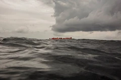 Tàu cứu hộ Open Arms chở người di cư cập cảng Tây Ban Nha. (Nguồn: AP)