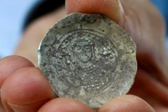 Một đồng xu bằng vàng được tìm thấy. (Nguồn: AFP)