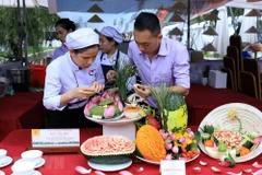 Trang trí món ăn tại một liên hoan ẩm thực. (Ảnh minh họa: Hoàng Hùng/TTXVN)