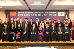 Chủ tịch Quốc hội Nguyễn Thị Kim Ngân và Chủ tịch Quốc hội Hàn Quốc Moon Hee-sang chụp ảnh chung với các đại biểu dự Diễn đàn Đầu tư và Thương mại Việt Nam-Hàn Quốc. (Ảnh: Trọng Đức/TTXVN)