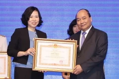 Thủ tướng Nguyễn Xuân Phúc trao tặng Bằng khen của Thủ tướng Chính phủ cho Thông tấn xã Việt Nam vì thành tích xuất sắc tại WEF ASEAN 2018. (Ảnh: Thống Nhất/TTXVN)
