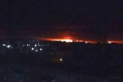 Khói lửa bốc lên ngùn ngụt tại hiện trường vụ nổ kho vũ khí của quân đội Ukraine ở Ichnya, cách thủ đô Kiev 176km về phía đông ngày 9/10/2018. (Ảnh: Antikoura/ TTXVN)