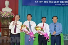 Lãnh đạo tỉnh An Giang tặng hoa chúc mừng ông Trần Anh Thư. (Ảnh: Vương Thoại Trung/TTXVN)