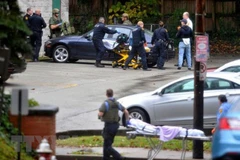 Cảnh sát và nhân viên y tế Mỹ được triển khai tại hiện trường vụ nổ súng ở Pittsburgh thuộc bang Pennsylvania, Mỹ ngày 27/10. (Nguồn: AP/TTXVN)