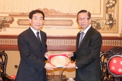 Ông Phạm Đức Hải (phải) và ông Lý Phi tại buổi tiếp. (Ảnh: Tiến Lực/TTXVN)