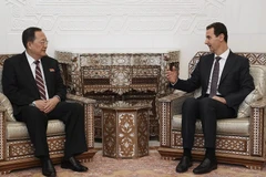 Ngoại trưởng Triều Tiên Ri Yong-ho (trái) và Tổng thống Syria Bashar al-Assad. (Nguồn: AP)