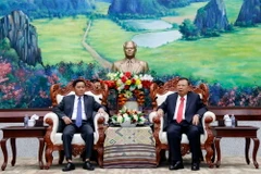 Tổng Bí thư, Chủ tịch nước Lào Bounnhang Vorachith tiếp ông Trần Cẩm Tú tại Văn phòng Trung ương Đảng Nhân dân Cách mạng Lào. (Ảnh: Phạm Kiên/Vietnam+)