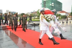 Đại tướng Chhieng Om, Quốc vụ khanh Bộ Quốc phòng dẫn đầu Đoàn đại biểu Quân đội Hoàng gia Campuchia đến dâng hương và đặt vòng hoa tại Đài Hữu nghị Việt Nam-Campuchia. (Ảnh: Nhóm P/v TTXVN tại Campuchia)