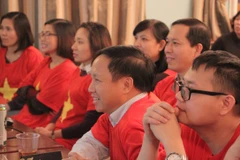 Đại sứ Việt Nam tại Nga Ngô Đức Mạnh chăm chú theo dõi diễn biến trận đấu. (Ảnh: Hồng Quân/Vietnam+)