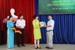 Lễ tiếp nhận hiện vật, tài liệu, hình ảnh trưng bày tại buổi lễ. (Ảnh: Ngọc Thiện/TTXVN)