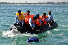 Lực lượng cứu hộ Indonesia vớt một hành lý được cho là của hành khách trên máy bay Boeing 737 thuộc Hãng hàng không Lion Air bị rơi gần Denpasar, Indonesia ngày 14/4/2013. (Ảnh: AFP/TTXVN)