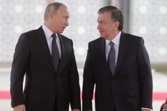 Tổng thống Nga Vladimir Putin và người đồng cấp Uzbekistan, Shavkat Mirziyoyev. (Nguồn: TASS)