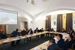 Trình chiếu video giới thiệu tiềm năng và cơ hội đầu tư tại Tuyên Quang. (Ảnh: Hồng Kỳ/Vietnam+)