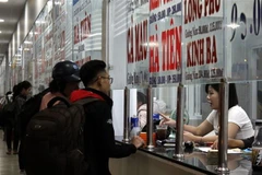 Hành khách đến mua vé tại bến xe miền Tây. (Ảnh: Hoàng Hải/TTXVN)
