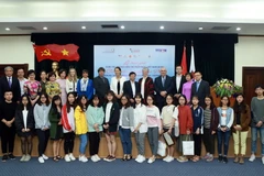 Các thí sinh đạt giải cuộc thi cùng các đại biểu tại buổi lễ. (Ảnh: Hoàng Hùng/TTXVN)