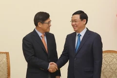 Phó Thủ tướng Vương Đình Huệ với nguyên Tổng Giám đốc Tổ hợp Samsung Việt Nam Shim Wonhwan đến chào nhân dịp kết thúc nhiệm kỳ công tác. (Ảnh: Lâm Khánh/TTXVN)