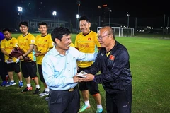 Bộ trưởng Bộ Văn hóa Thể thao và Du lịch Nguyễn Ngọc Thiện và huấn luyện viên trưởng đội tuyển bóng đá Việt Nam Park Hang-Seo. (Ảnh: Trọng Đạt/TTXVN)