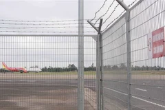 Máy bay VJ 356 bị sự cố nằm giữa đường băng. (Ảnh: Phạm Cường/TTXVN)