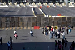 Người di cư tại khu vực cửa khẩu San Ysidro trên biên giới Mỹ-Mexico ngày 25/11/2018. (Nguồn: AFP/TTXVN)