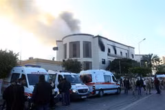 Hiện trường vụ tấn công nhằm vào trụ sở Bộ Ngoại giao Libya ở thủ đô Tripoli ngày 25/12/2018. (Ảnh: THX/TTXVN)