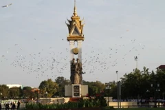 Chim bồ câu hòa bình tung cách bay trước Đài Hữu nghị Việt Nam-Campuchia ở thủ đô Phnom Penh ngày diễn ra lễ kỷ niệm 65 năm Quốc khánh Campuchia. (Ảnh: TTXVN)