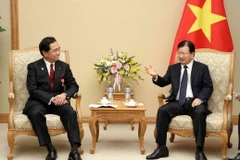 Phó Thủ tướng Trịnh Đình Dũng tiếp Thống đốc tỉnh Kanagawa (Nhật Bản), ông Yuji Kuroiwa. (Ảnh: Văn Điệp/TTXVN)