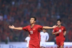 Phan Văn Đức (số 20) ăn mừng sau khi ghi bàn thắng nâng tỷ số lên 3-0 cho đội tuyển Việt Nam. (Ảnh: Trọng Đạt/TTXVN)