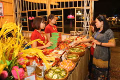Người dân tham quan và mua món ăn tại các gian hàng ẩm thực. (Ảnh: Thành Đạt/TTXVN)
