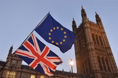 Cờ Anh (phía dưới) và cờ EU (phía trên) tại thủ đô London, Anh. (Ảnh: AFP/TTXVN)