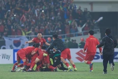 Các cầu thủ Việt Nam ăn mừng sau khi trọng tài thổi còi kết thúc trận đấu. (Ảnh: Trọng Đạt/TTXVN)