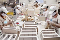 Một dây chuyền sản xuất gỗ xuất khẩu. (Ảnh: An Hiếu/TTXVN)