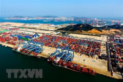 Hàng hóa được xếp tại cảng ở Thanh Đảo, tỉnh Sơn Đông, Trung Quốc. (Ảnh: THX/TTXVN)